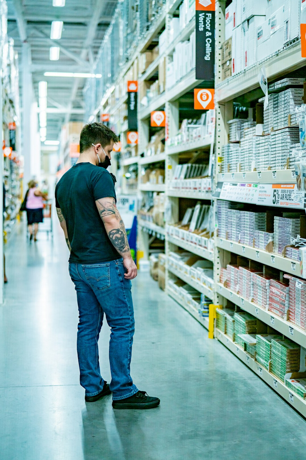detective in supermarket